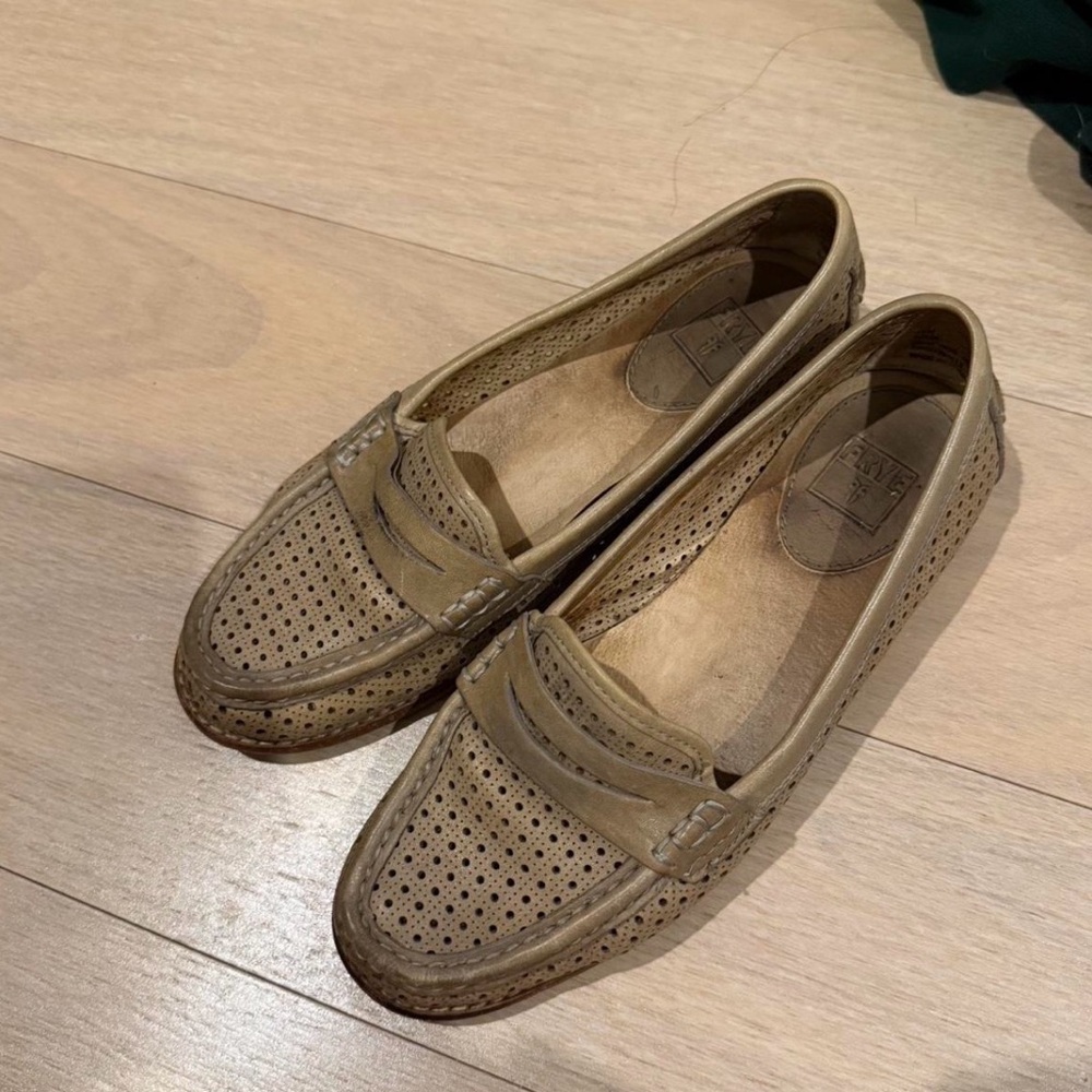 FRYE Tan leather cream tan loafers Dalia Perf Penny 7 1/2 flats brown